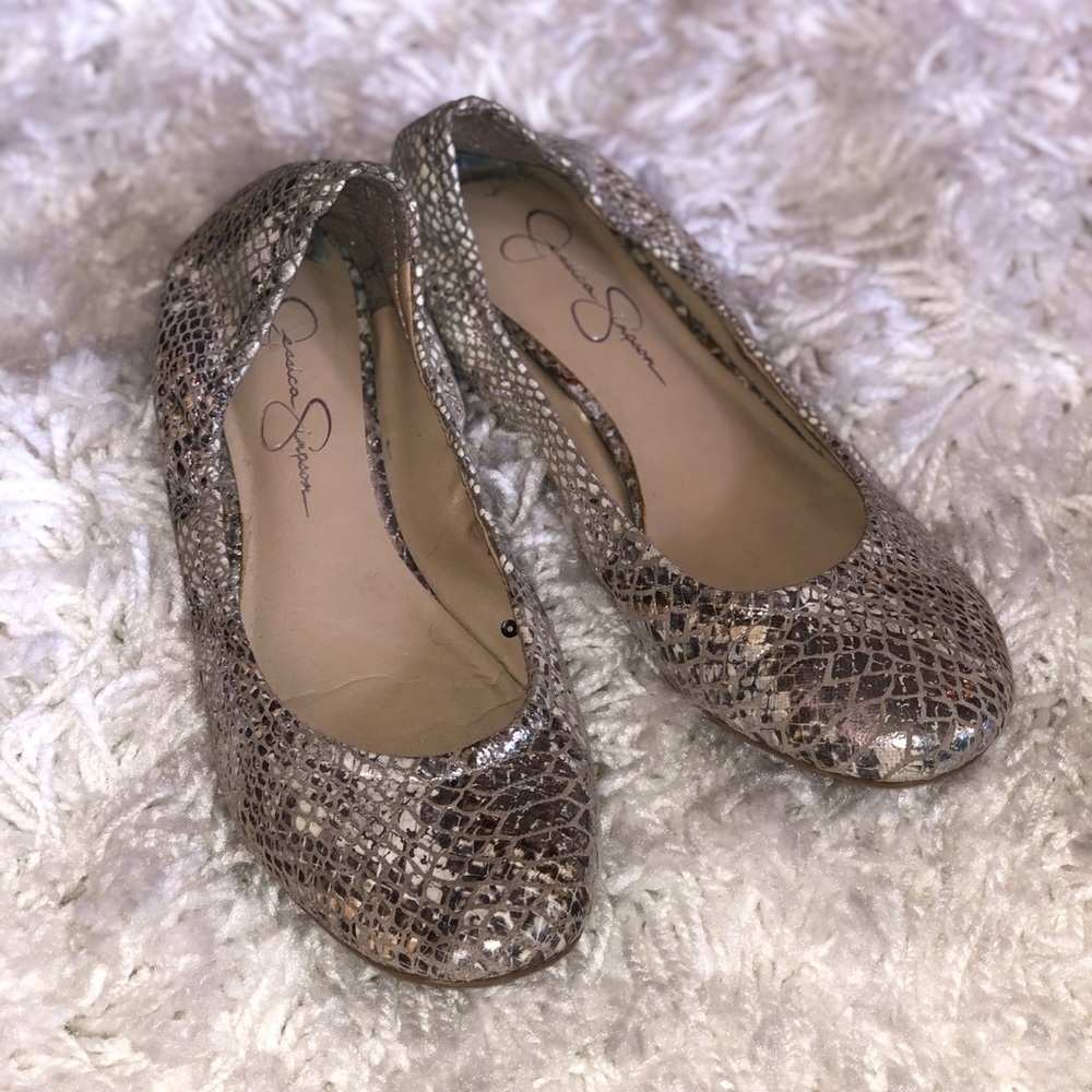 Jessica Simpson, snake material, flats